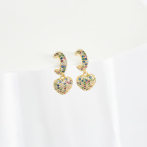 Aretes de corazón con zirconias de colores